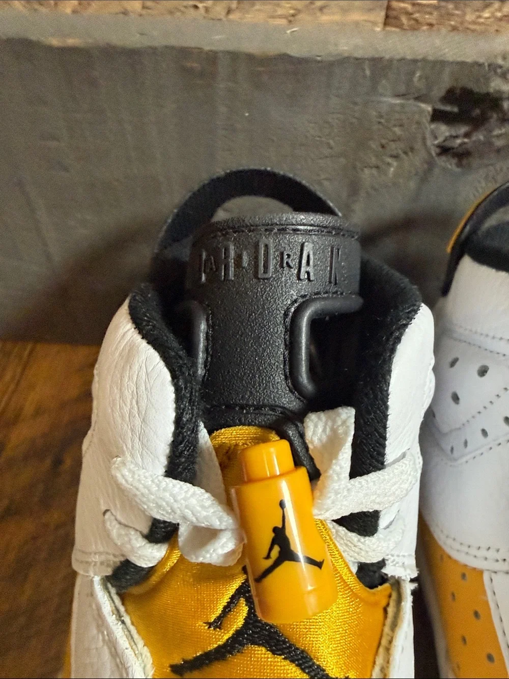 Nike Air Jordan 6 Retro GS Yellow Ochre White Black Size 7Y 384665-170 With Box